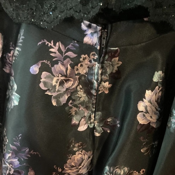 City Vibe Long-Sleeve Lace Top w/ Floral Print Skirt Two-Piece Dress Green Sz 13 - Picture 10 of 12